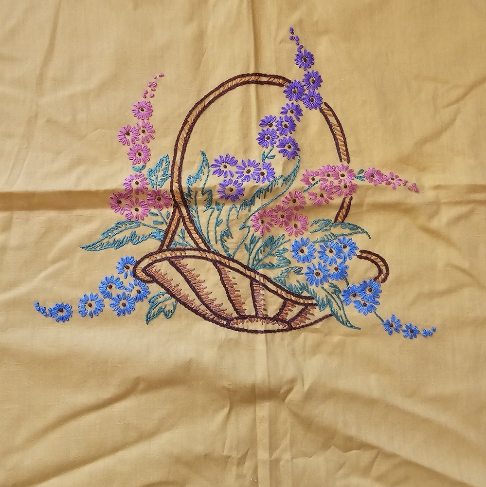 Embroidered tablecloth - Picture 2 of 7